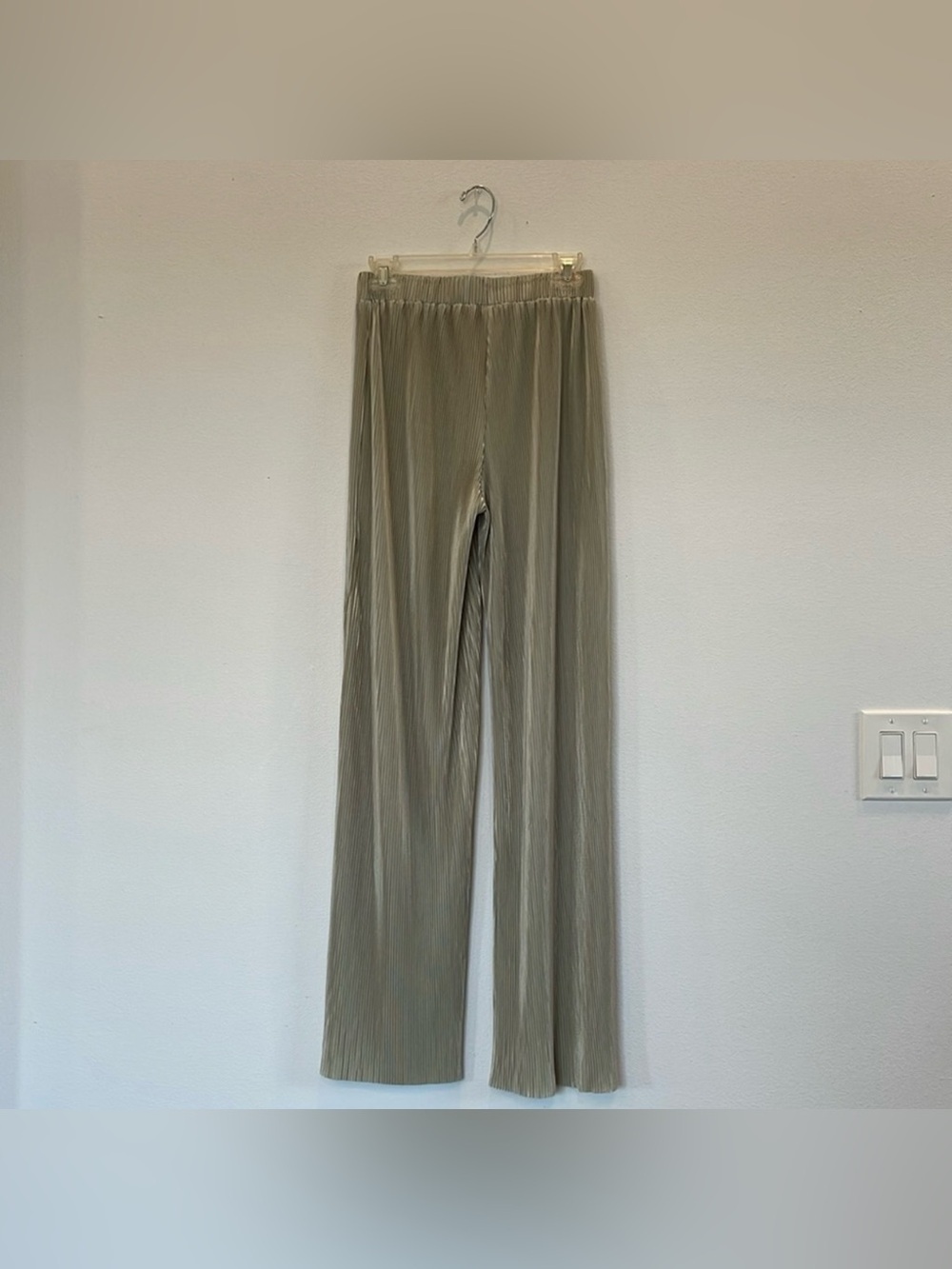 Light Green Pleated Palazzo Pants - Elastic Waist - Size M - Inseam 33"
